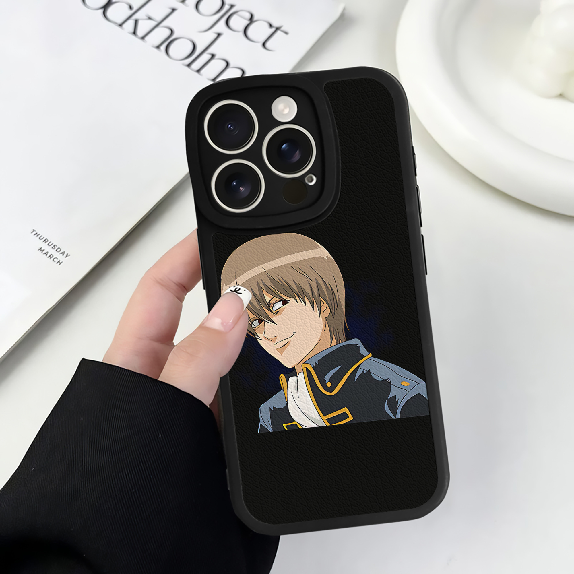 （画像用） ぎんたま 坂田銀時（さかたぎんとき） 神楽 志村新八（しむら しんぱち） GINTAMA Sakata Gintoki Kagura Shimura Shinpachi 【iPhone 16シリーズ対応】シリコンスマホケース（レザー調） 材質：シリコン